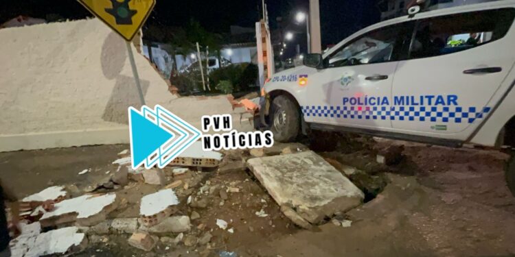 NO J9: Viatura da Força Tática derruba muro de residência durante ocorrência na zona leste