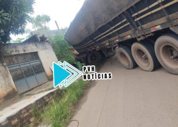 PESADA: Carreta não consegue subir ladeira e quase atinge casa na zona sul