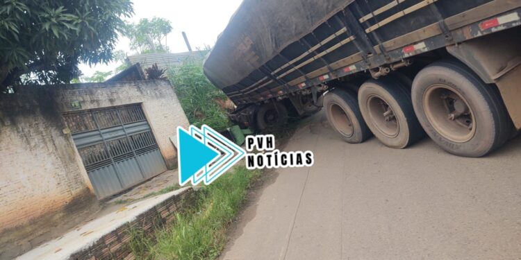PESADA: Carreta não consegue subir ladeira e quase atinge casa na zona sul