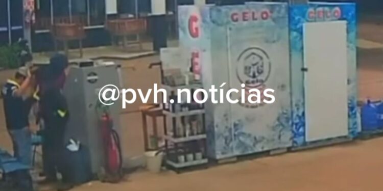 FILMADO: Bandidos encapuzados assaltam frentista em posto de combustíveis em RO – Veja Vídeo