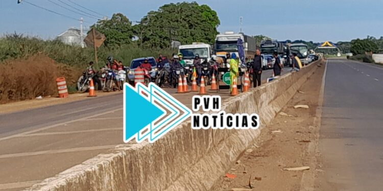 NA PONTE: Manifestação interdita trecho da BR-364 em Candeias do Jamari