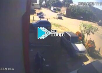 VÍDEO: Mobi capota em acidente com Palio na Jaci-Paraná e deixa três feridos