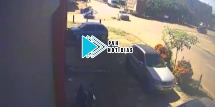 VÍDEO: Mobi capota em acidente com Palio na Jaci-Paraná e deixa três feridos