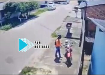 ASSISTA: Criminosos furtam moto Broz em frente de residência na zona leste