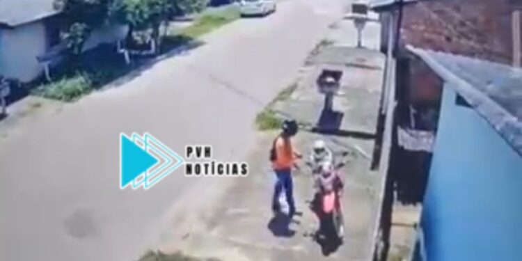 ASSISTA: Criminosos furtam moto Broz em frente de residência na zona leste