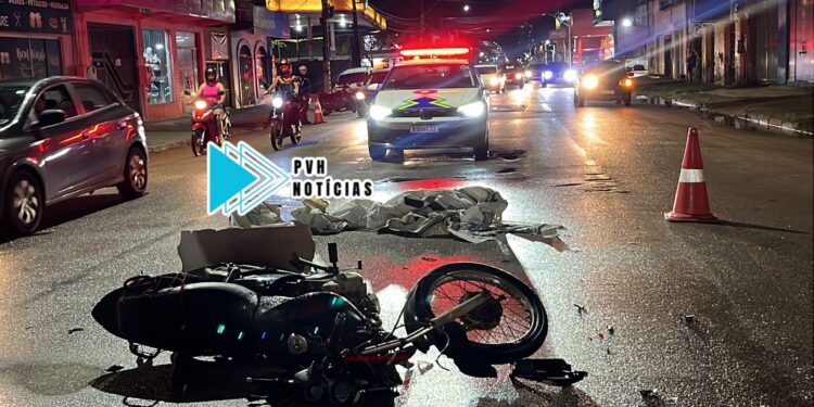 VÍDEO: Motoboy fica ferido em acidente com táxi na Amazonas