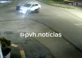 VÍDEO: Câmera flagra acidente que motorista fugiu e deixou motoboy ferido no centro