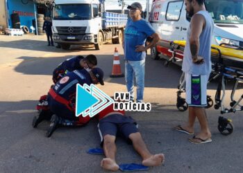 URGENTE: Motorista dá ré ao sair de estacionamento e derruba pai e filho em moto no centro