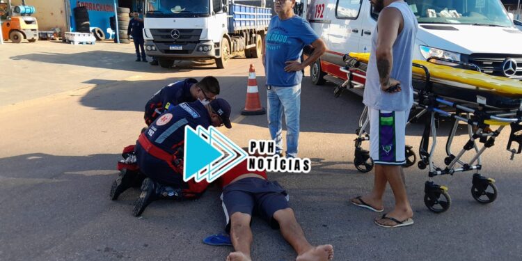 URGENTE: Motorista dá ré ao sair de estacionamento e derruba pai e filho em moto no centro