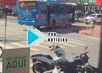 VÍDEO: Moto é arrastada por ônibus e piloto escapa de atropelamento
