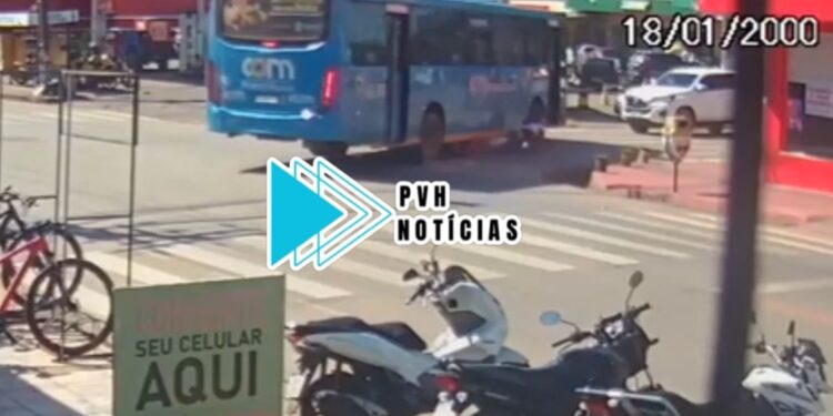 VÍDEO: Moto é arrastada por ônibus e piloto escapa de atropelamento