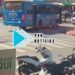 VÍDEO: Moto é arrastada por ônibus e piloto escapa de atropelamento