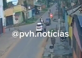 VÍDEO: Carro invade preferencial e causa grave acidente com açougueiro na zona leste