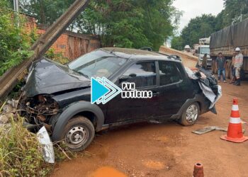 URGENTE: Motorista passa mal e bate em poste na zona leste; Três feridos
