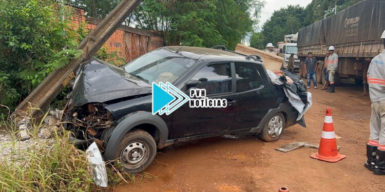 URGENTE: Motorista passa mal e bate em poste na zona leste; Três feridos