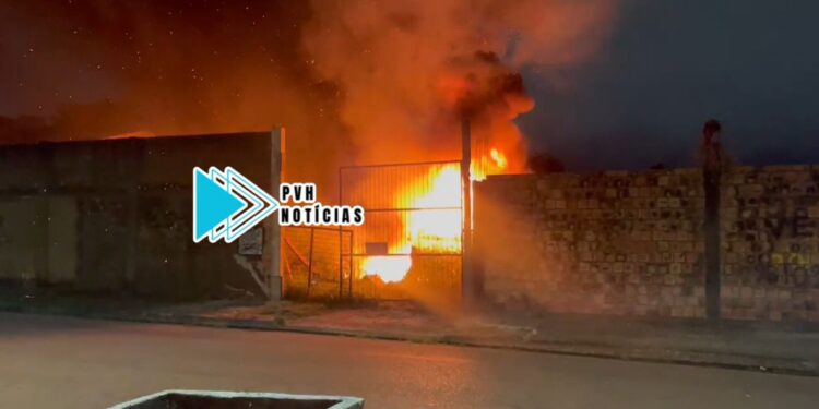 URGENTE: Van é destruída durante incêndio em vegetação na zona sul