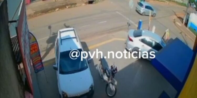 VÍDEO: MotoApp e passageira ficam feridos em grave acidente na zona leste