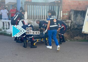 URGENTE: Mulher é atacada a golpe de facão durante briga em frente de bar