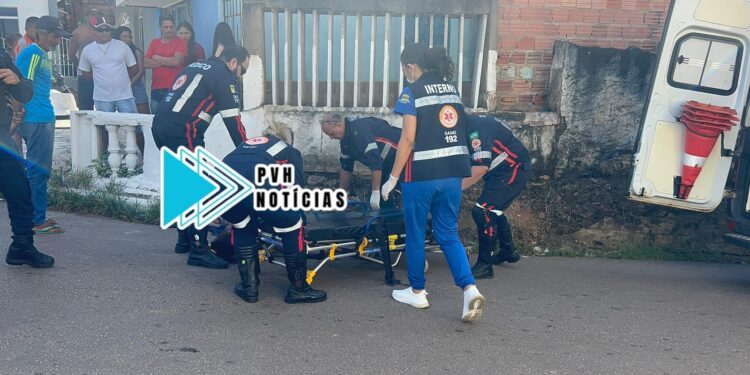 URGENTE: Mulher é atacada a golpe de facão durante briga em frente de bar