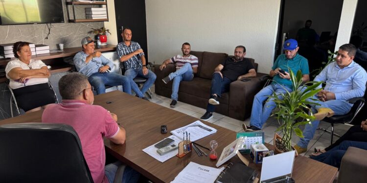 Deputado Laerte Gomes visita fábrica de ração em cooperativa de Castanheiras