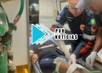 CRATERA NA VIA: Mãe e filha sofrem acidente de moto por causa de buraco aberto na rua