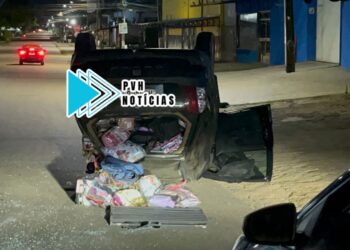 NA CALAMA: Palio capota em acidente com Fiat Toro no centro