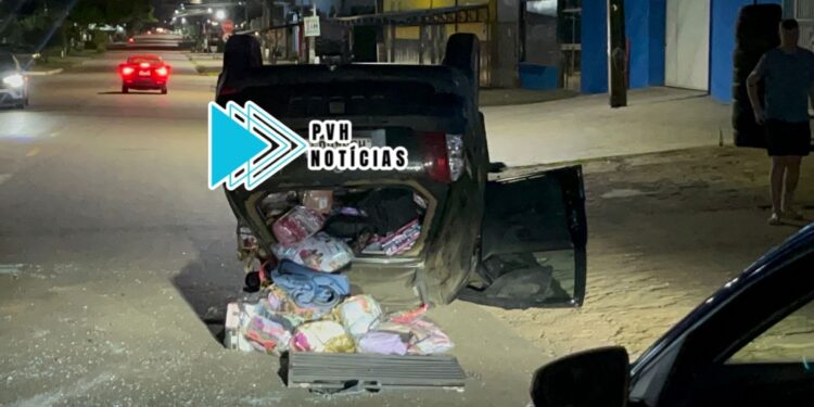 NA CALAMA: Palio capota em acidente com Fiat Toro no centro