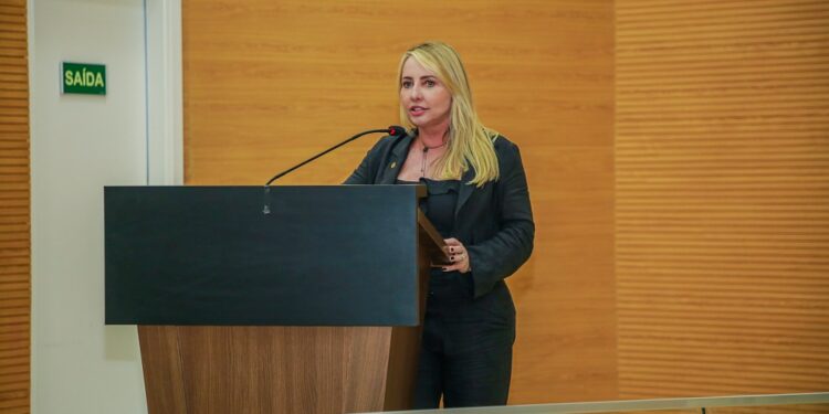 Ieda Chaves comemora inclusão do assédio sexual como conduta vedada em repartições públicas