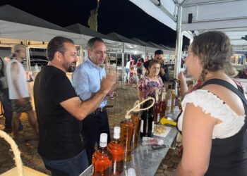 Laerte Gomes e vice-governador Sérgio Gonçalves visitam expositores da Feira de Empreendedores Rondônia – Edição Ji-Paraná