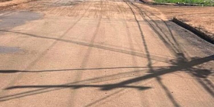 Semob realiza reparo em via no Bairro Castanheira a pedido do vereador Edimilson Dourado