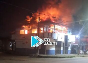 URGENTE: Apartamentos em prédio são destruídos por incêndio em Porto Velho
