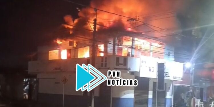 URGENTE: Apartamentos em prédio são destruídos por incêndio em Porto Velho