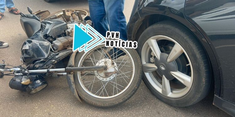 URGENTE: Motoboy quebra perna após bater em traseira de carro na Pinheiro Machado