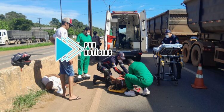 URGENTE: Casal sofre grave acidente de moto na BR-364 em Porto Velho