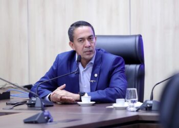 Eyder Brasil vota a favor de reajuste salarial para técnicos e analistas educacionais de Rondônia