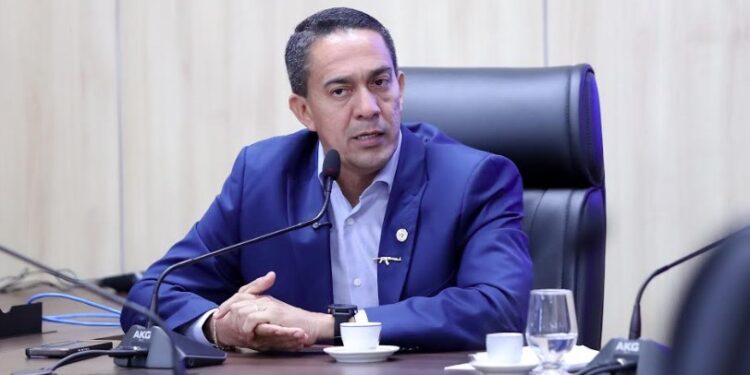 Eyder Brasil vota a favor de reajuste salarial para técnicos e analistas educacionais de Rondônia