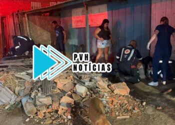 URGENTE: Casal em moto passa direto em curva e sofre grave acidente na zona leste