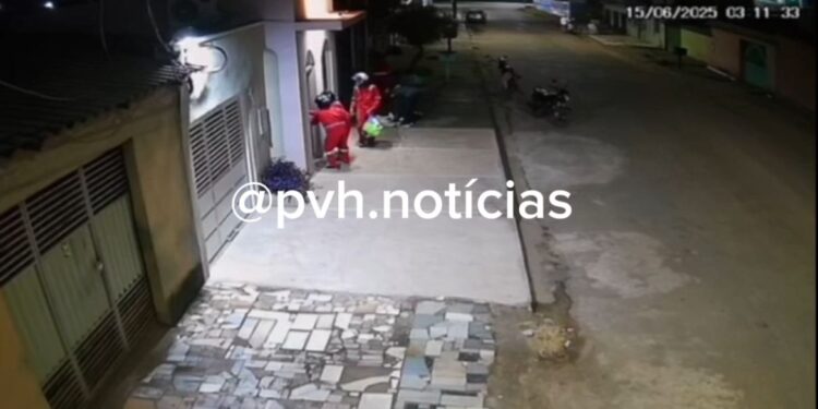 VÍDEO: Quadrilha é filmada invadindo loja e furtando R$5 mil reais em roupas na zona sul