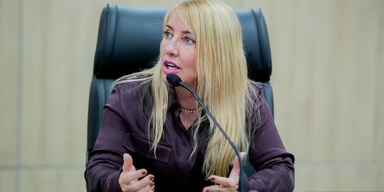 Ieda Chaves sugere que Seduc afixe cartazes com canais para denúncias de abuso sexual infantojuvenil