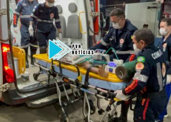 URGENTE: Jovem é atacado a tiros em frente de residência na zona leste