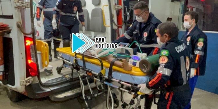 URGENTE: Jovem é atacado a tiros em frente de residência na zona leste