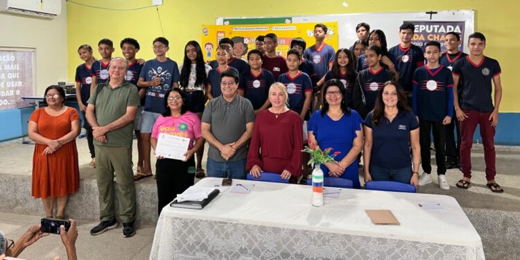 Ieda Chaves entrega certificados durante execução de cursos do projeto “ALE Vai às Escolas”