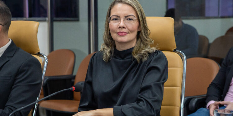 Sofia Andrade quer regras mais duras para homenagens públicas e propõe limite de títulos por vereador