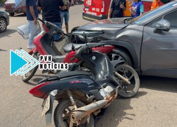NO CENTRO: Carro avança cruzamento e causa acidente com duas motos na Abunã