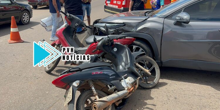 NO CENTRO: Carro avança cruzamento e causa acidente com duas motos na Abunã