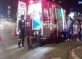 URGENTE: Motorista foge após atropelar e arrastar moto com casal na Avenida Jorge Teixeira