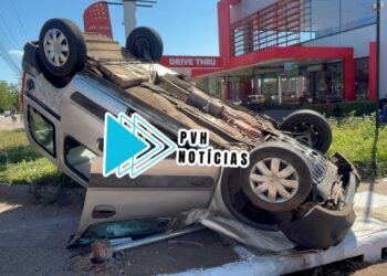 CAPOTAMENTO: Acidente deixa motorista em estado grave na Jorge Teixeira