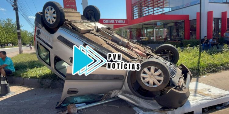 CAPOTAMENTO: Acidente deixa motorista em estado grave na Jorge Teixeira