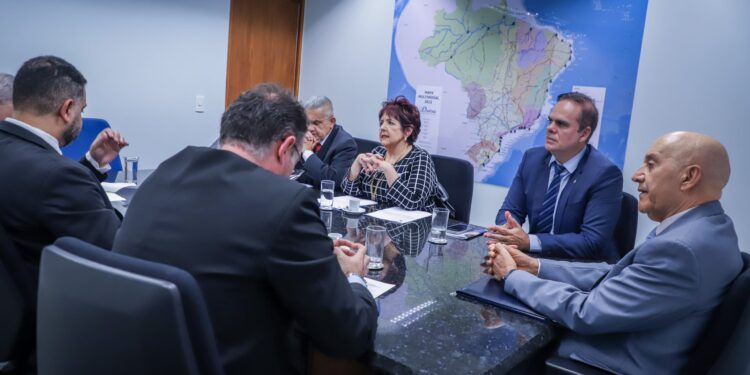 Deputado Alan Queiroz articula reunião com ex-empregados da CERON e senador Confúcio Moura para tratar da transposição para os quadros da União