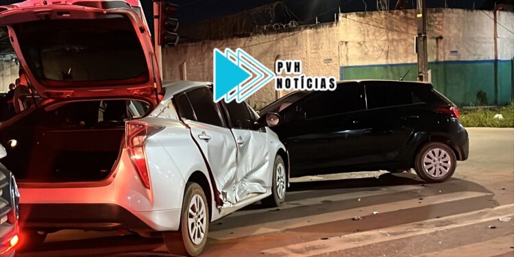 URGENTE: Motorista fica ferida em acidente entre carros no centro de Porto Velho